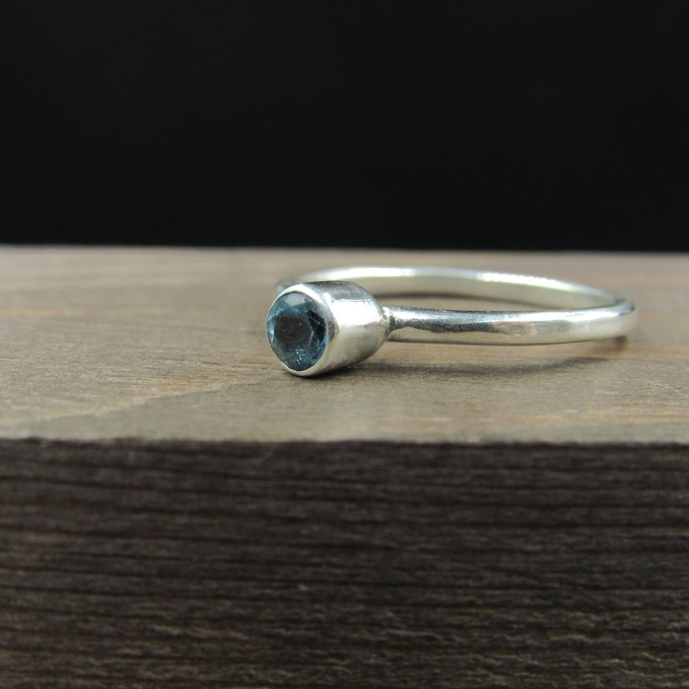 Size 8.25 Sterling Silver Round Blue Topaz Simple Band Ring Vintage - Picture 2 of 7